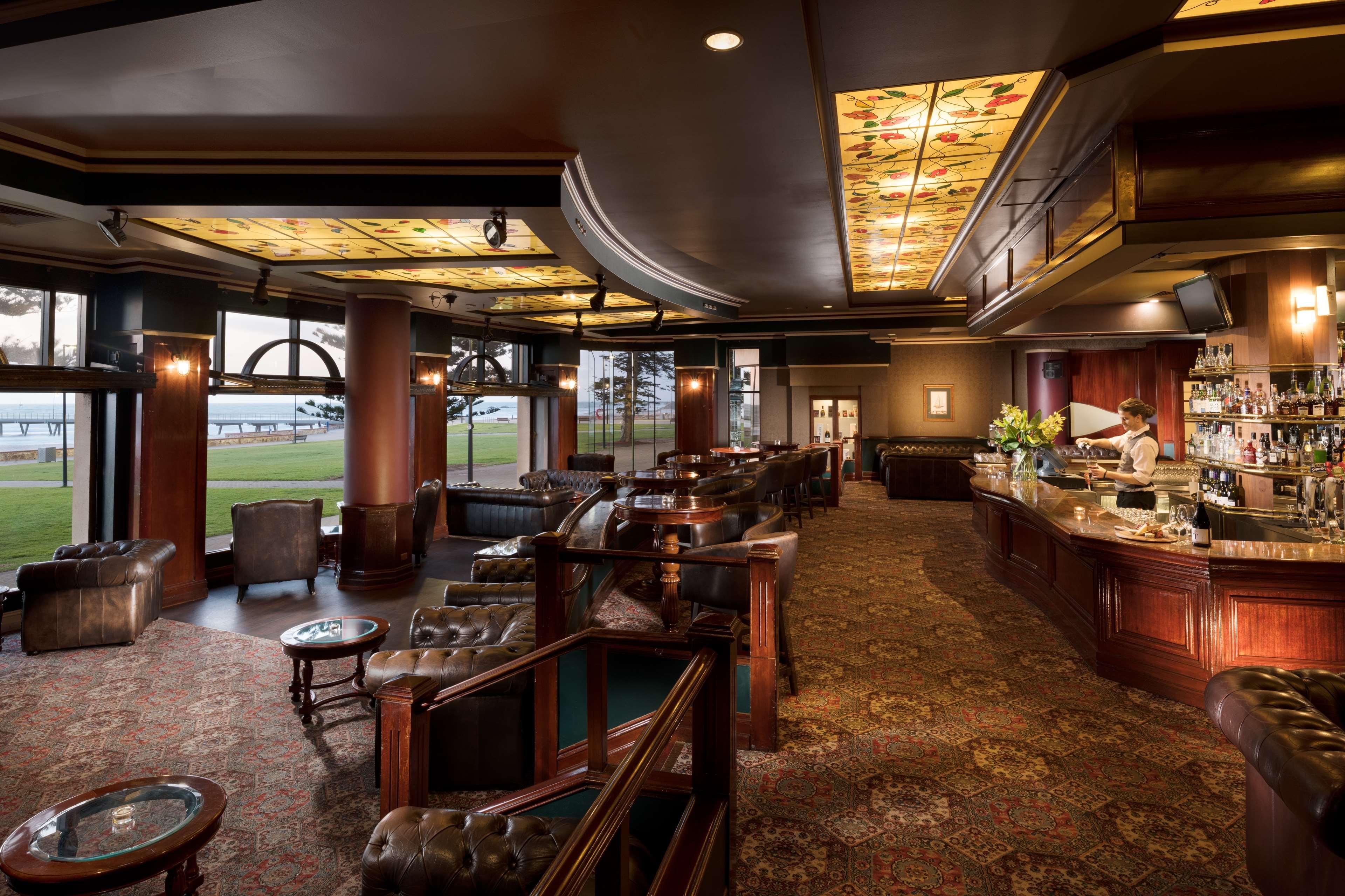 מלון גלנלג Stamford Grand Adelaide מראה חיצוני תמונה The photo depicts a stylish and upscale bar or lounge area. The interior features elegant wooden furniture, including plush chairs and tables. The ceiling is adorned with decorative elements, and the lighting provides a warm ambiance. A bar counter c
