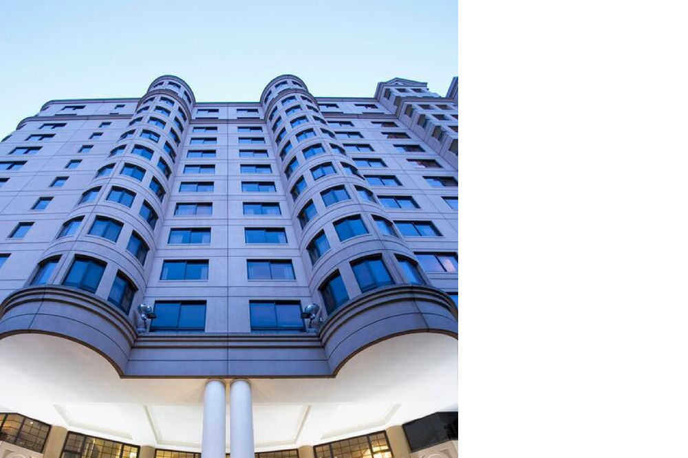 מלון גלנלג Stamford Grand Adelaide מראה חיצוני תמונה The photo shows a modern building with a distinct architectural design. The structure has multiple stories, featuring a series of rounded balconies and large windows that provide a sleek, contemporary look. The entrance is highlighted by a canopy sup